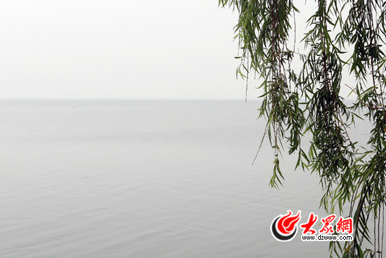 峡山水库上淡雾轻漫，犹如仙境