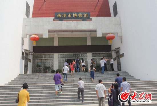今天上午，“聚焦美丽山东--中国网络媒体山东行”西线采访团来到了菏泽市博物馆，这里有元代沉船、青花瓷器、明代犀牛角杯等8000余件文物。