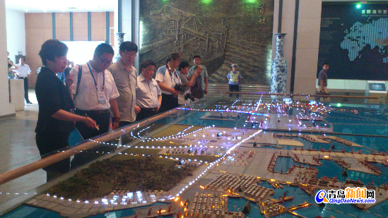 采访团记者观看日照港规划