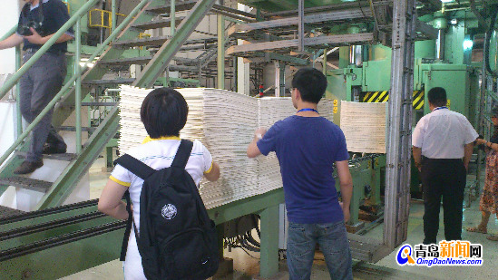 记者对白色厚浆板产生好奇，亲自上前触摸