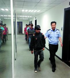 16名早市神医全部落网 酱油调色兑出药酒(