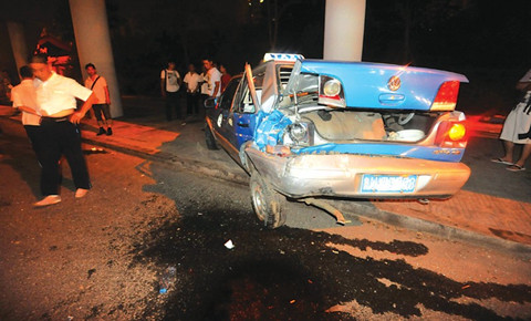 20分钟内三车连撞 贪看车祸只能自认倒霉