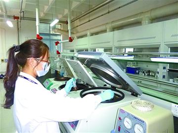 揭秘食品检测:蛤蜊查重金属 奶验蛋白质