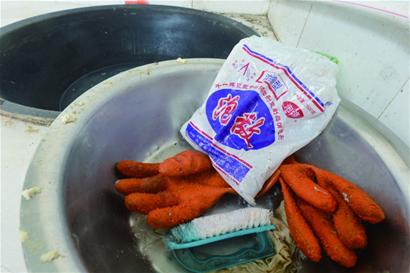 敦化路黑豆腐坊被捣毁 进门惊起苍蝇一片