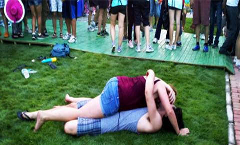 啤酒节老外不雅行为遭吐槽 维稳人员被疑恐洋