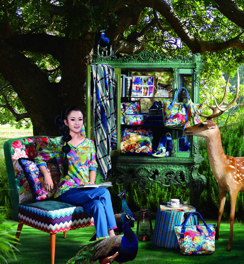 富安娜  家居时尚  孔雀蓝  床上用品  秋冬新品  富安娜秋冬新品  雀悦中国  彩云之南  云南印象  杨丽萍  雀之恋  孔雀  红尘紫陌  陌上烟雨  雀悦有礼  富安娜家纺