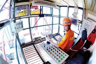 青岛港工人多次刷新世界纪录 梦想照进现实 青岛港工人多次刷新世界纪录 梦想照进现实