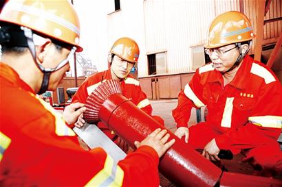 青岛港工人多次刷新世界纪录 梦想照进现实 青岛港工人多次刷新世界纪录 梦想照进现实