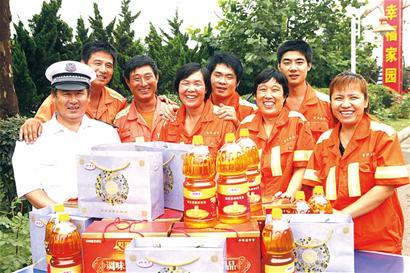 青岛港工人多次刷新世界纪录 梦想照进现实 青岛港工人多次刷新世界纪录 梦想照进现实