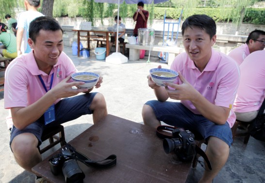 黑虎泉畔市民取水成一景 泉水大碗茶再现老济南风情