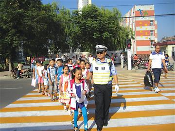 青岛黄色斑马线上岗 黄白相间视觉冲击大