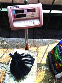 南山市场海鲜短秤成风 11斤鲳鱼少给两斤