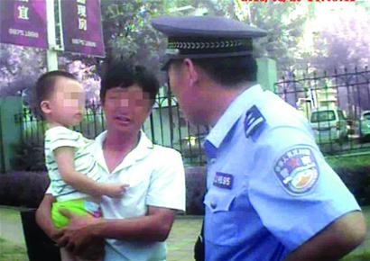 年轻爸妈午睡3小时 2岁宝宝无聊偷溜出门