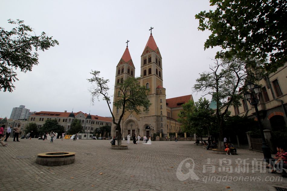 浙江路教堂广场改造完毕 新人拍照忙