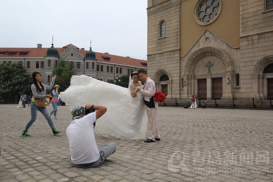 浙江路教堂广场改造完毕 新人拍照忙