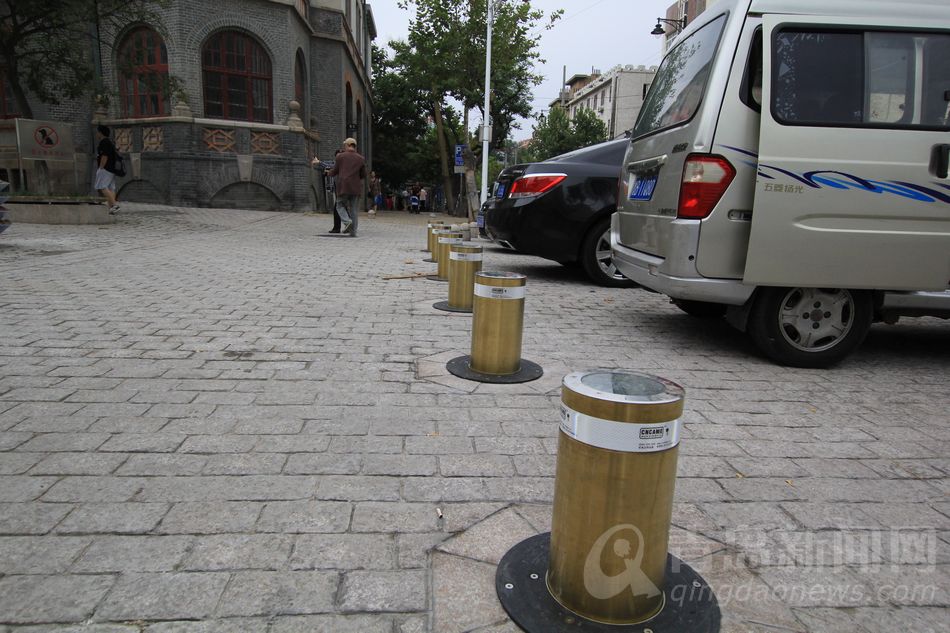 浙江路教堂广场改造完毕 新人拍照忙