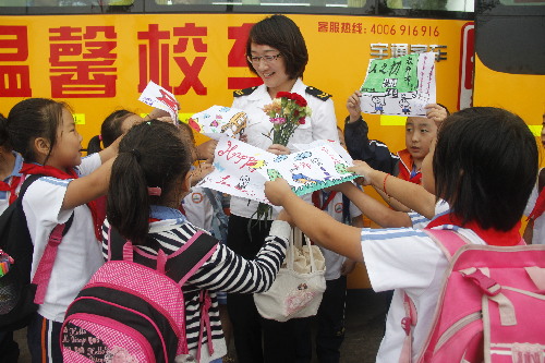 校车护导员收意外惊喜 孩子送上自制礼物