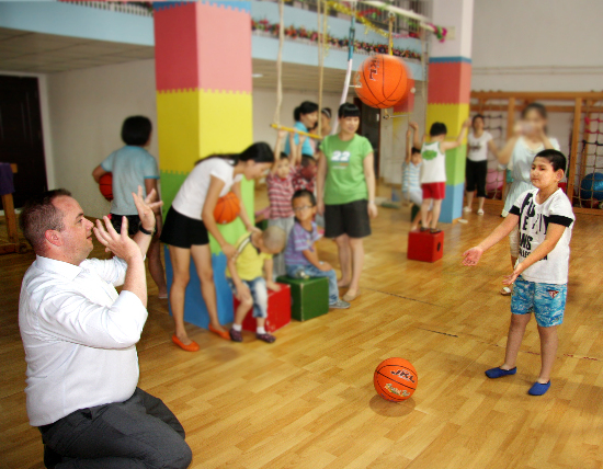 香格里拉大酒店关爱自闭症儿童 中秋送月饼