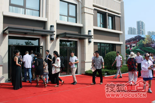 客户进入营销中心参观 客户进入营销中心参观