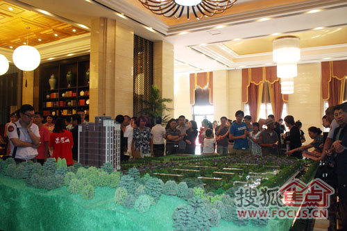 客户参观项目沙盘 客户参观项目沙盘