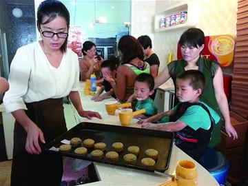青岛中秋消费个性化 DIY月饼全家近郊游欢乐多 青岛中秋消费个性化 DIY月饼全家近郊游欢乐多