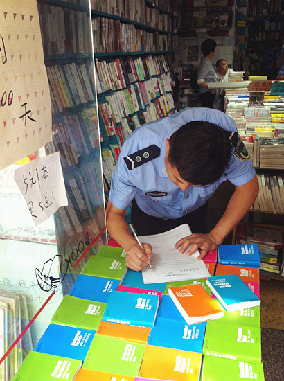 青岛突检少儿出版市场 学校周边未现低俗刊物