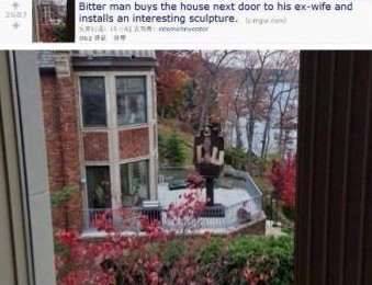 土豪买下隔壁花园做了一个竖中指的铜像