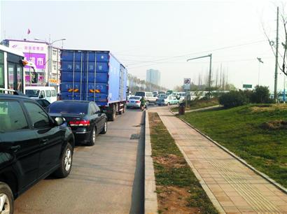 重庆路北段仍在施工 绕行车龙排两公里