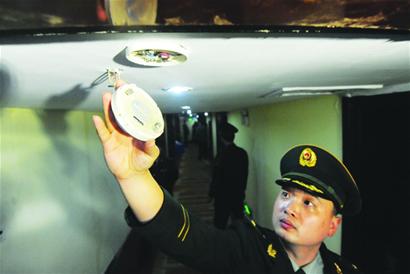 草鸡店厨房一点就着堵逃生通道 令人草鸡 草鸡店厨房一点就着堵逃生通道 令人草鸡