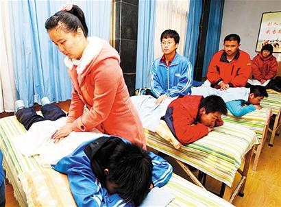 青岛盲人按摩师靠手艺摸出三套房 手指常年肿