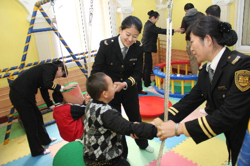 志愿者走近自闭症儿童 他们需要长期义工