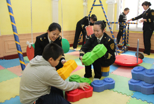 志愿者走近自闭症儿童 他们需要长期义工