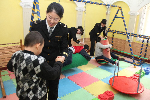 志愿者走近自闭症儿童 他们需要长期义工