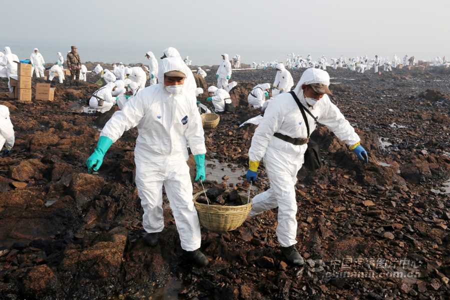 高清：700余官兵清理输油管泄漏爆炸事故油污