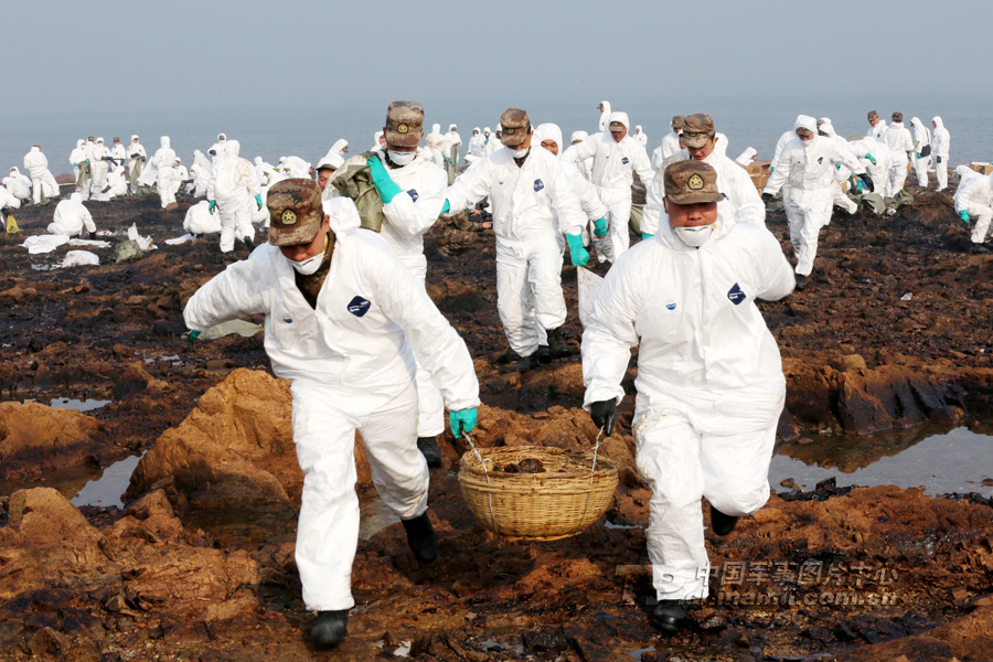 高清：700余官兵清理输油管泄漏爆炸事故油污