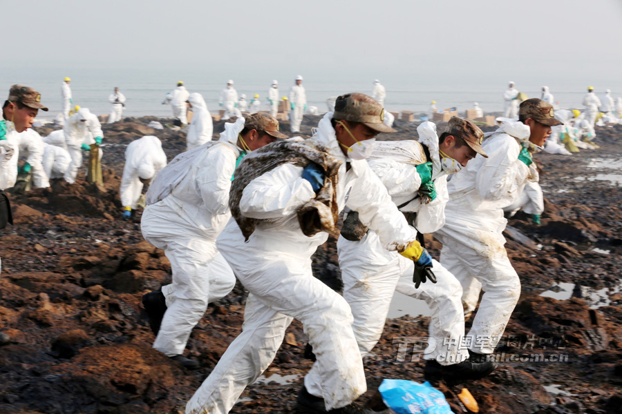 高清：700余官兵清理输油管泄漏爆炸事故油污