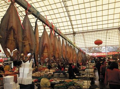 寒风起又到一年晒鱼季 海鲜摊恍若鱼林