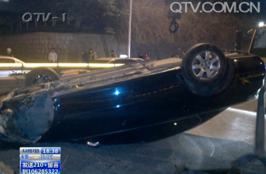 轿车撞上立交桥隔离墩 面目全非车底朝上