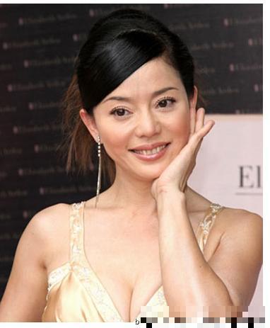 台女星狄莺暴打蓝洁瑛 酒店门口一脚踢飞