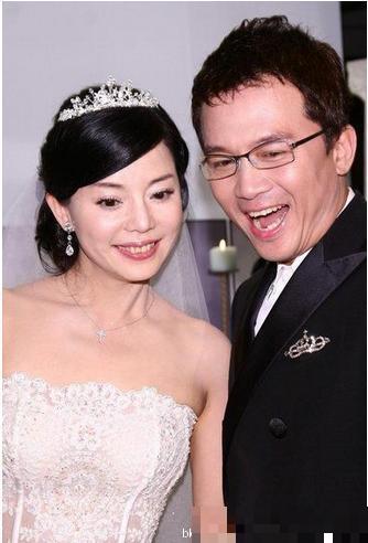 台女星狄莺暴打蓝洁瑛 酒店门口一脚踢飞