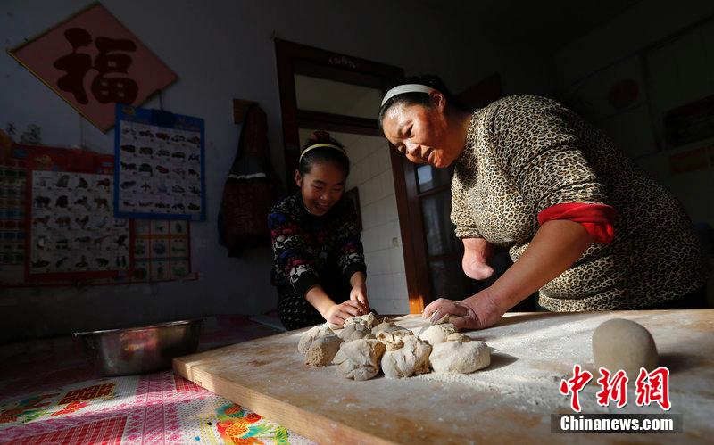 青岛独臂妈妈开馒头店 单手揉面累进医院