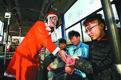 青岛现百名圣诞老人 上门送礼物 惊呆男娃