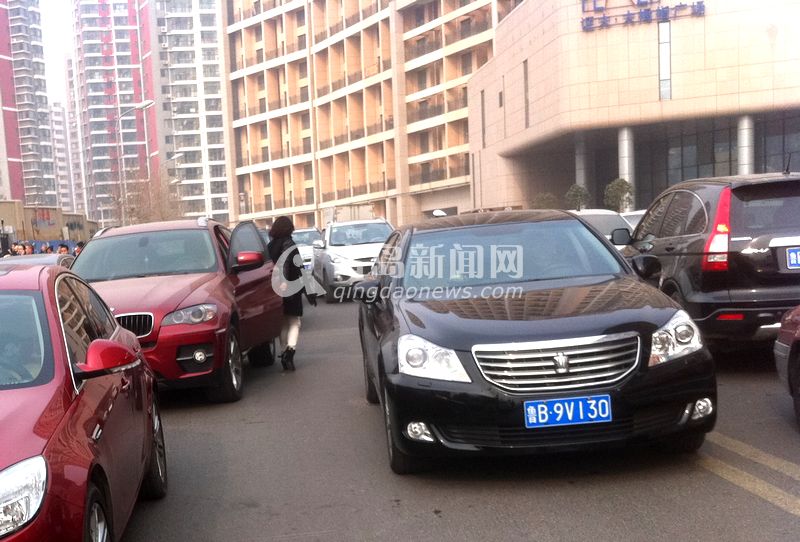 崂山二实验门前每天堵 接送豪车霸占马路