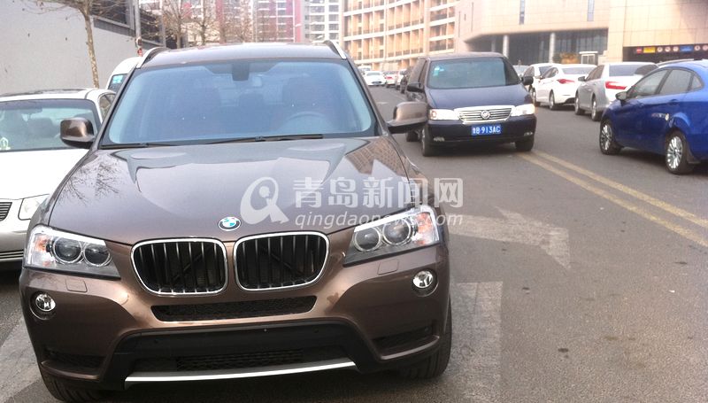 崂山二实验门前每天堵 接送豪车霸占马路