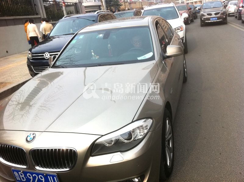 崂山二实验门前每天堵 接送豪车霸占马路