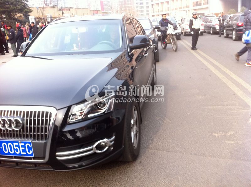 崂山二实验门前每天堵 接送豪车霸占马路