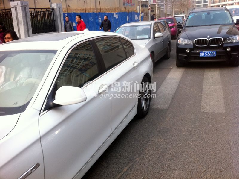 崂山二实验门前每天堵 接送豪车霸占马路