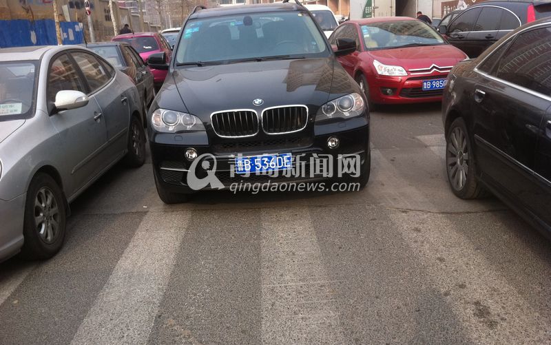 崂山二实验门前每天堵 接送豪车霸占马路