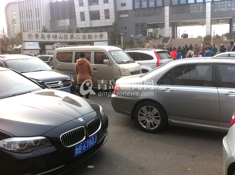 崂山二实验门前每天堵 接送豪车霸占马路