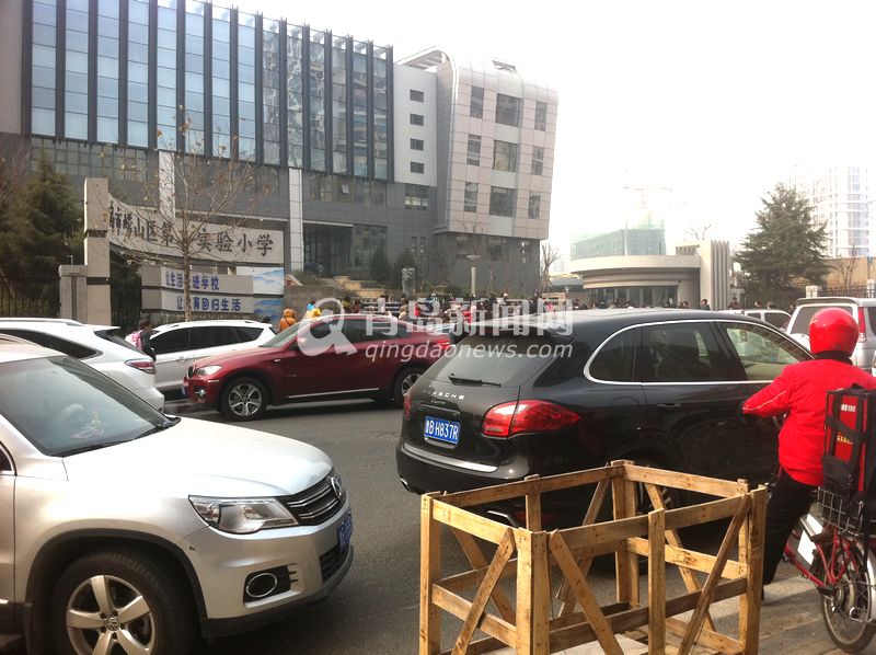 崂山二实验门前每天堵 接送豪车霸占马路